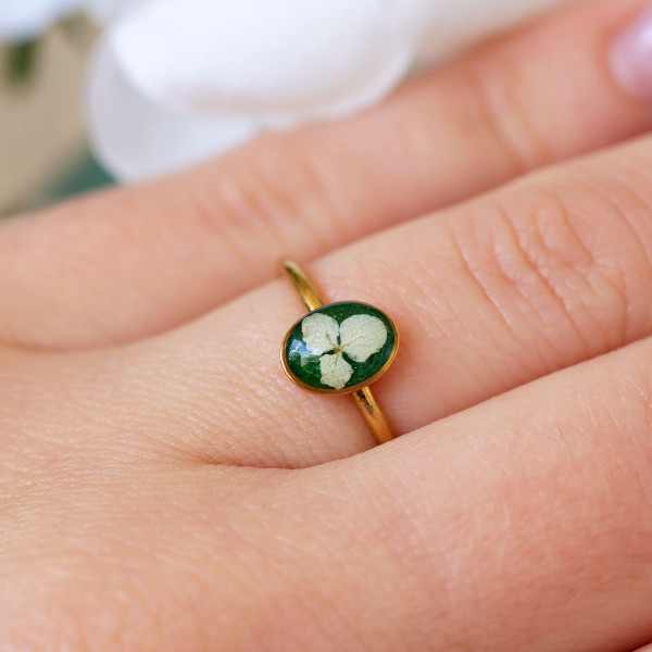 Classic ring with hydrangea