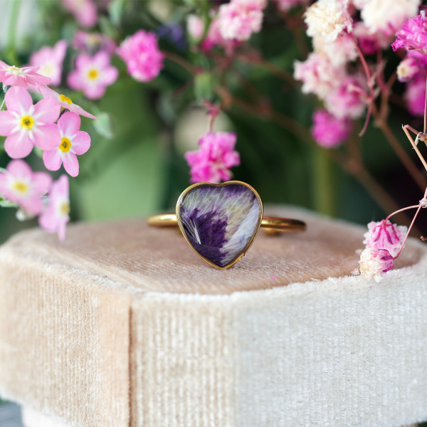 Classic ring with pansy petal