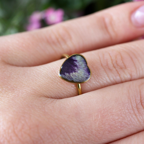 Classic ring with pansy petal