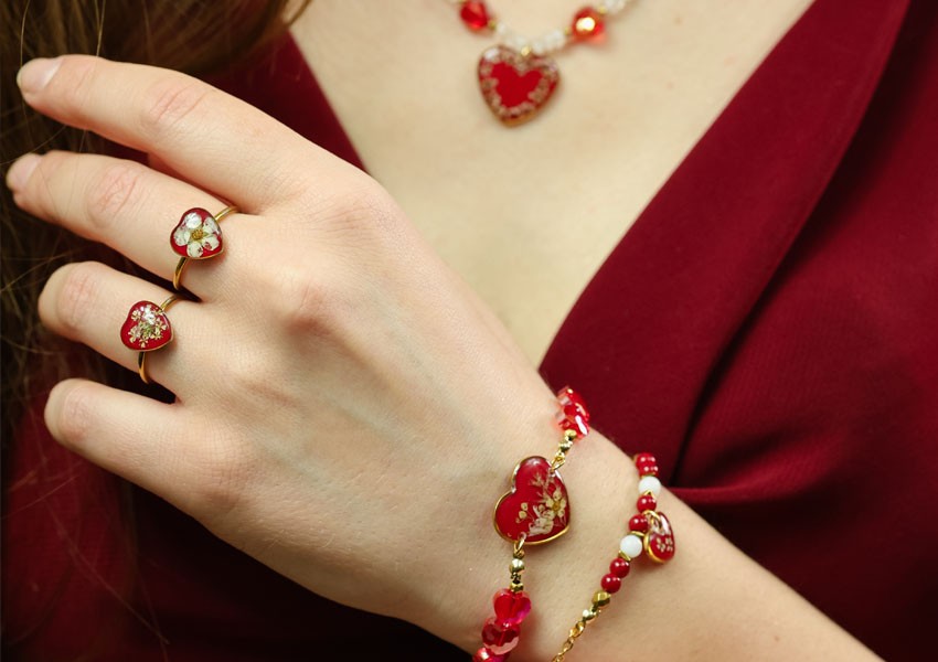 Biżuteria na Walentynki: dlaczego kwiaty mają większe znaczenie niż diamenty?