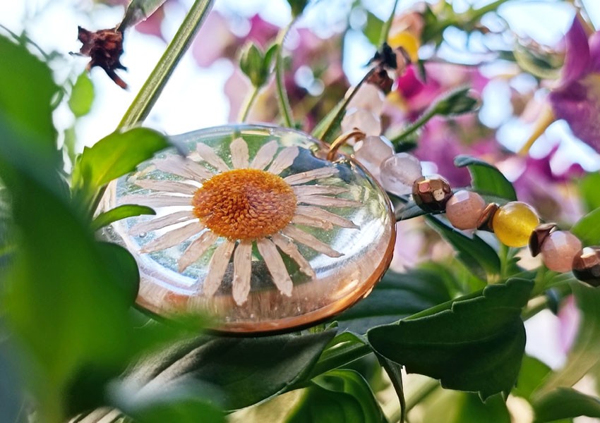  Zatrzymane w czasie – magia suszonych kwiatów w biżuterii