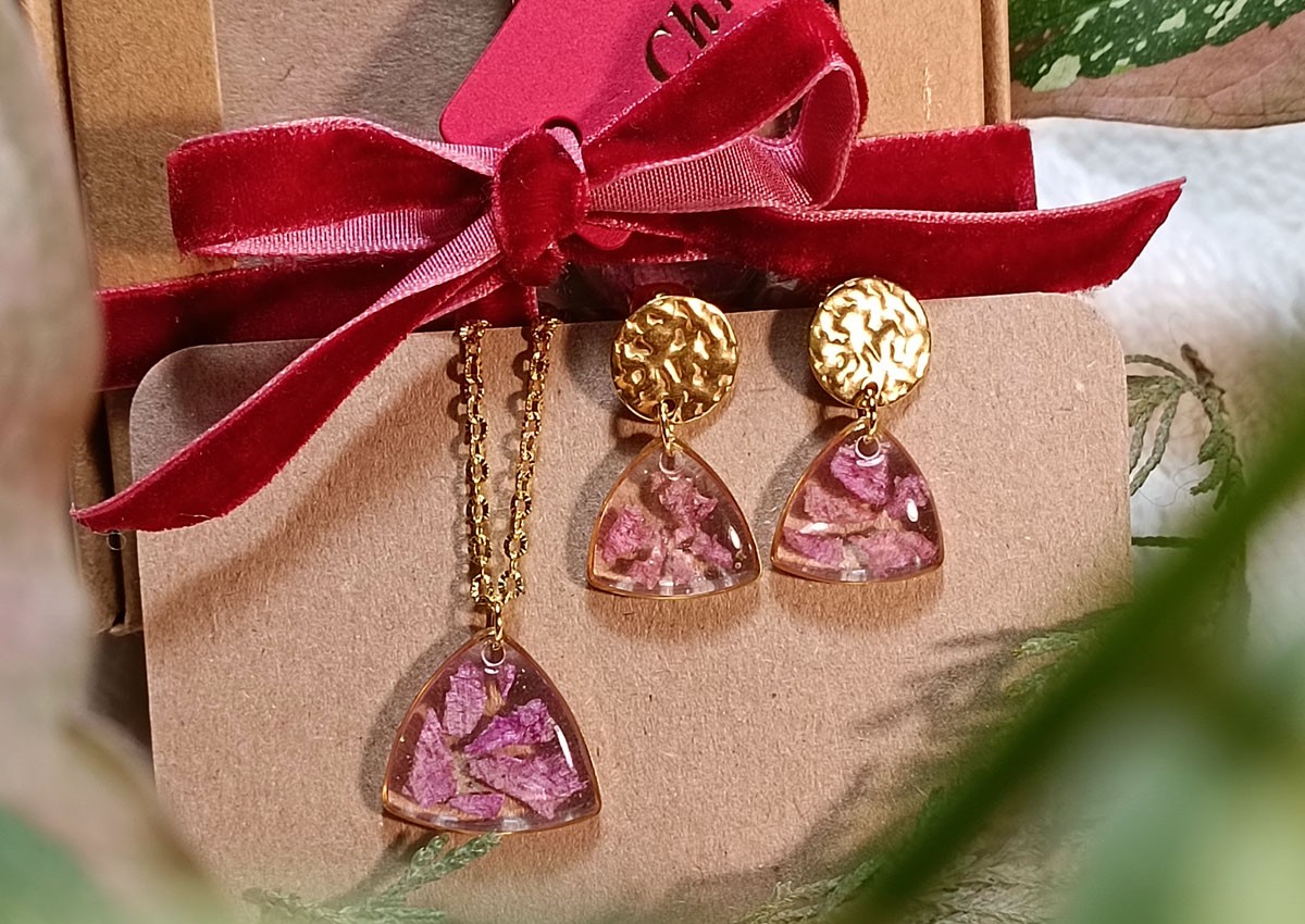 Rękodzieło pod choinkę - dlaczego biżuteria handmade to idealny prezent świąteczny?